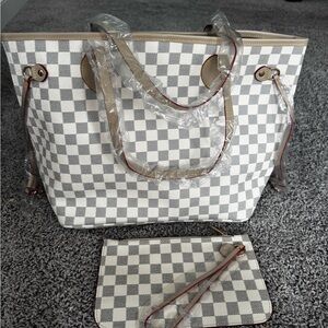 Stylish Checkered Tote Bag with Pouch